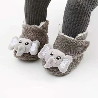 zapatos recién nacidos suaves de la felpa del bebé del 10cm los únicos cubren el invierno caliente que espesa