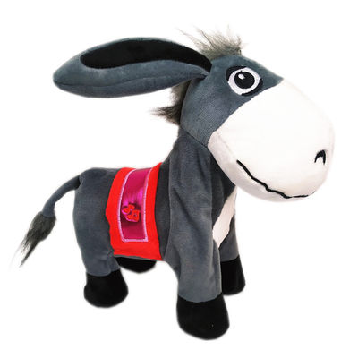 El niño acompaña la sacudida del juguete de baile de la felpa del burro del canto